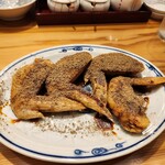 焼鳥 とり藤 - 飲んべえにはたまらない手羽の唐揚げ。その名も｢酒飲みの手羽｣。熱々&サクサクの手羽に甘辛ダレ、さらに大量のコショウが病みつき(笑)！ハイボールやビールが進む進む(笑)