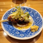 焼鳥 とり藤 - この日のオススメ肝(数量限定)。いわゆる、レバーです。臭みとか全然なく、レア目で柔らかくて甘い。ゴマ油にちょっとラー油が足してあり、おろししょうがで味変。鉄分チャージ完了(笑)