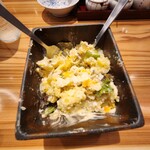 焼鳥 とり藤 - ポテトサラダを混ぜた絵。味玉やスライスオニオン入り。マヨネーズもうまし。