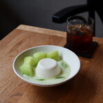 ORAND - 貴味メロンとココナッツのブランマンジェ（1300円） デカフェアイスコーヒー（650円）