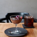 ORAND - バヴァロア・ショコラ チェリー添え（1100円） デカフェアイスコーヒー（650円）