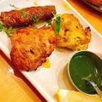 やっぱりインディア - シークカバブ　骨無しチキンティッカ。緑のソースとレモンをたっぷりかけていただくと最高！
