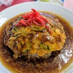 群鳳 - 天津飯(カニ玉風)。絵力強っ。