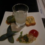 Dining 海豚 - 先付五種　食前酢「蜂蜜ゆず酢」甘くておいしい。「エビとミニトマトのマリネ」一口(笑)。「豚しゃぶときゅうりの生春巻き」「すり胡麻とチーズのディップ」「路地物枝豆」　ちょっとづついろんな物が食べれます。