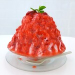 White Magic - ふわっふわ～な口あたりと『あざといちご』の果実感を強く感じ、また練乳との相性も抜群!! ほんのり甘いミルクプリンが良いアクセントになっているめちゃうまのかき氷～!!( ^o^)ﾉ