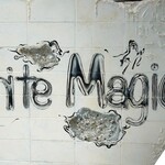 White Magic - 1階の壁面には店名が…