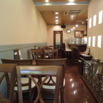 naked - きれいでお洒落な店内