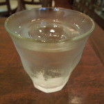 きれいな水のカップ