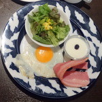 GRILL&DINING用賀倶楽部 - スペシャルモーニングセット800円目玉焼きと厚切りベーコンの選択