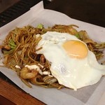 神戸三宮 ステーキ・鉄板焼 つや - 焼きそばミックスに目玉