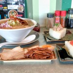 煮干結社 麺や 西絶豚 - デス煮干しの大盛り、スペシャル盛り、明太マヨチャーシューおにぎり、すじこ明太子おにぎり