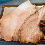 煮干結社 麺や 西絶豚 - スペシャル盛りのチャーシュー2枚