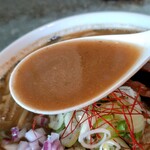 煮干結社 麺や 西絶豚 - デス煮干しの大盛りのスープ