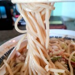 煮干結社 麺や 西絶豚 - デス煮干しの大盛りの麺リフト