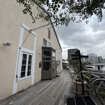 breadworks - 目の前の川にはクルーザーが係留してあって、環境抜群