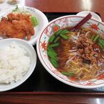 京華 - 料理写真:ランチ 唐揚げと台湾ラーメン(900円)