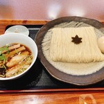 食煅 もみじ - 味玉つけそば(大)
      前回久々に食べたつけそばが美味しすぎて、間を置かず再訪(≧∀≦)
      今回も平日25分前に到着で5組め7番目。
      もみじさんは車内で待機できるのもいいね♪