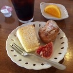 プティパ -  200円で、アフタードリンクとプチスイーツのセット。これが200円て！注文後にカスタードをたっぷり詰めたシューがマジうま♡