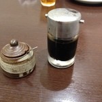 チャイニーズレストラン　凜 - 担々麺に付く辣椒油と黒酢