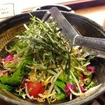 IRO鶏DORI - 水菜とカリカリじゃこの梅サラダ：580円