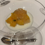 パトゥ - ⑧宮崎マンゴーとパッションフルーツ　ココナッツソース