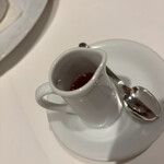 パトゥ - スフレショコラの味変用フルーツソース。チェリーだったかな、ラズベリーだったかな、記憶が曖昧。甘酸っぱい味が加わり濃厚チョコ味を飽きずにサクサク食べ切れるヤツ。