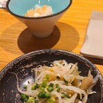 地葉はなれ - お通し 焼き鳥のお口直しになるようにいつも鬼おろしとおひたし