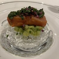 パトゥ - ③昆布森産トキシラズの軽い燻製　アボカドきゅうり　青唐辛子とパクチー　ミントのコンディモン