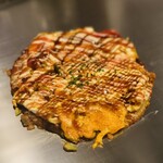 鉄板焼きお好み焼き いずみ - トマトとアボカドの洋風とんぺい焼き