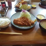 とんかつ大関 - ロースかつ定食（手前）とミックス定食（奥）