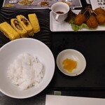 お食事処 多七 - ライスセット（半ライス）鮪メンチカツ串　うまきハーフ