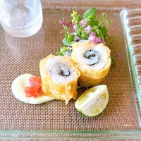 キングスウェル - 大葉を巻いた鱧のビール衣揚げ ビネグレットドレッシングとレモン添え