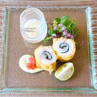 キングスウェル - 大葉を巻いた鱧のビール衣揚げ ビネグレットドレッシングとレモン添え