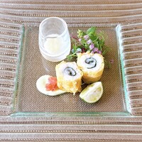 キングスウェル - 大葉を巻いた鱧のビール衣揚げ ビネグレットドレッシングとレモン添え