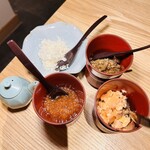 かにじぇんぬ 北のはなれ - 鮭のほぐし身、いくらの紹興酒漬、
      イカの山椒漬、山わさび