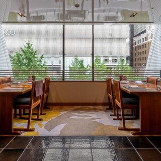 四季折々の銀杏並木とともに、贅沢なひとときを。会食・接待◎