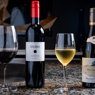 ソムリエが選び抜いた、150種類以上のワインセレクション