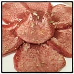 焼肉みなみ亭 - 上タン。薄切りでしたが、味はしっかりしていて、なかなか美味しかったです。ただ、チョット塩が濃かったのと、解凍し切れておらず、ドリップが出ていたのが気になりました