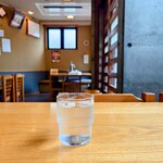 やぶ善 - 着席後すぐに提供してくれる、冷たいお水。