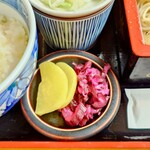 やぶ善 - 二種盛りが嬉しい、箸休めのお漬物。