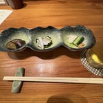 楽土 - お通し（茄子とズッキーニの煮浸し、鱧の酢の物、きゅうりとカブの塩もみ）