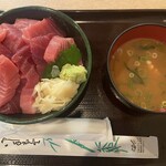 まぐろの鉄人 - 中とろ丼（てんこ盛り）1200円 味噌汁 100円