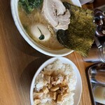 横浜家系ラーメン 満月家 - 味玉並ラーメン　麺普通、味濃いめ、油普通。&チャーシュー丼