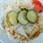 赤城食堂 - かつカレーに付いてくるサラダ