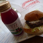 知床自然センター - 「知床 鹿肉バーガー & こけももジュース (600円)」