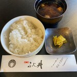 ふじ井 - お味噌汁（赤味噌）お漬物、白ご飯✧︎*。