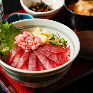 ランチタイムにぴったり！日替わり鮮魚丼や定食が充実