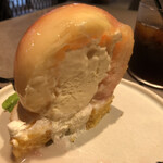 MYSTAR BASE - 半分になっても、土台のバウムクーヘン半分の上にたっています。