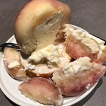 MYSTAR BASE - 半分にカットした桃を更に4つにカット。