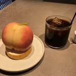 MYSTAR BASE - ミスピーチとマイスターブレンドのアイスコーヒー。ミルクは牛乳です。